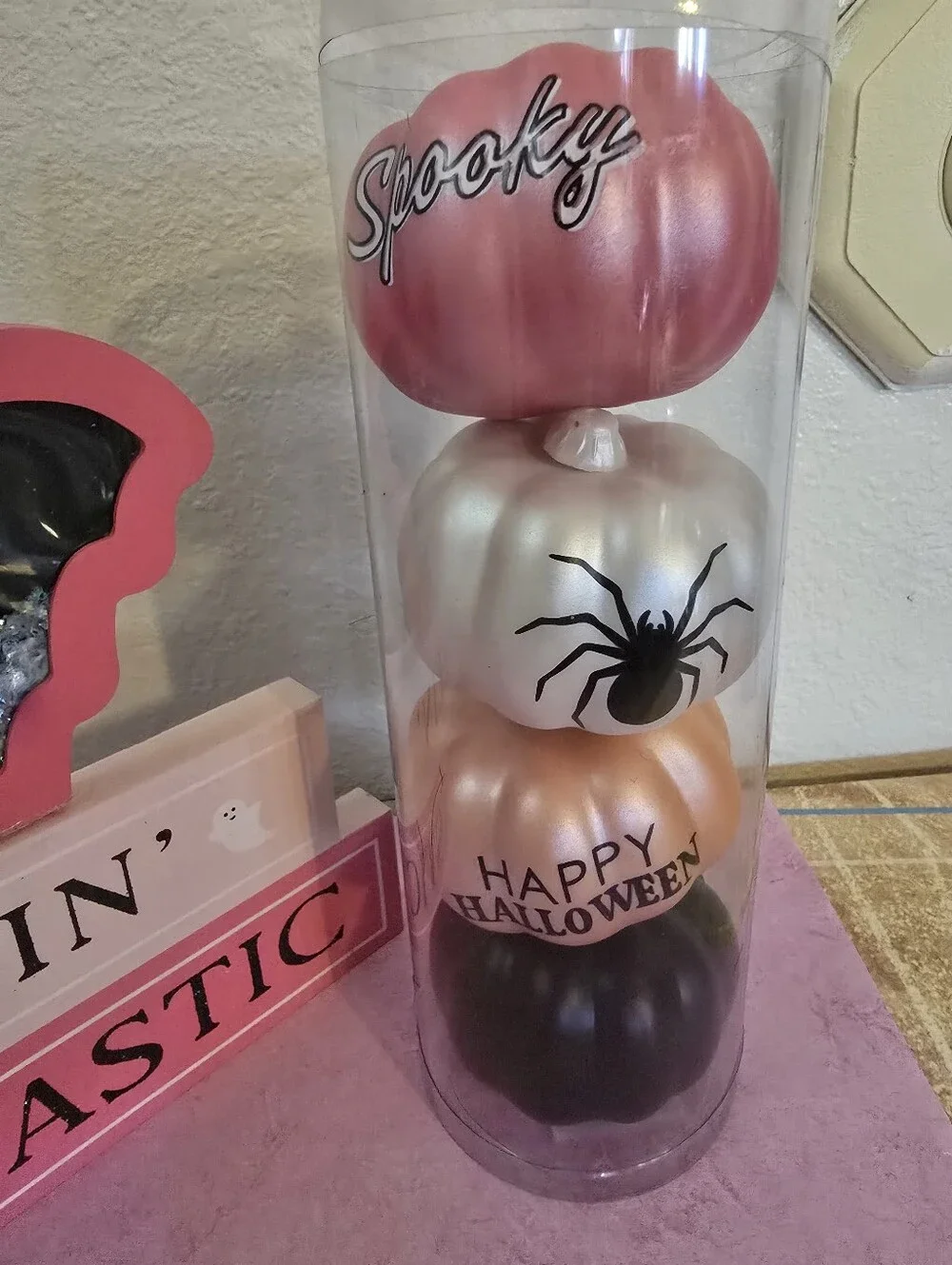 Pink Bat 'Feelin' Fangtastic And Little Pumkins Halloween Table Decor.